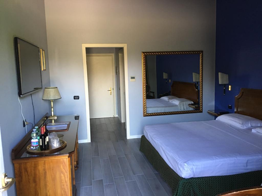 Hotel Don Carlo Broni Exterior photo