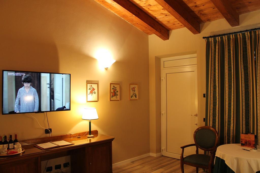 Hotel Don Carlo Broni Exterior photo